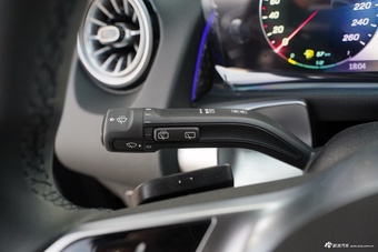 2025款奔驰GLB 220 时尚型