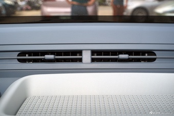 2025款奔腾小马 222km 闪电马