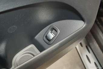 2025款奔驰GLC改款 300 L 4MATIC 豪华型 7座