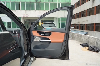 2025款奔驰GLC改款 300 L 4MATIC 豪华型 7座