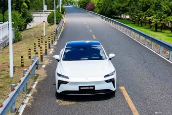 2026款风神E80 515km 卓越版 官图