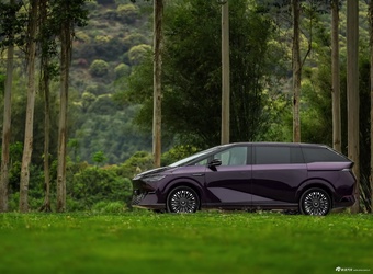 2025款小鹏X9 基本型 官图