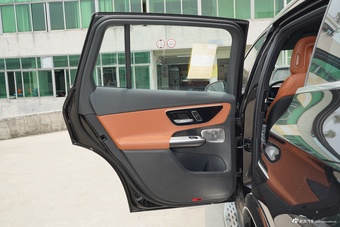 2025款奔驰GLC改款 300 L 4MATIC 豪华型 7座