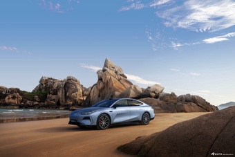 2025款银河E8 620km 四驱星舰激光雷达智驾版