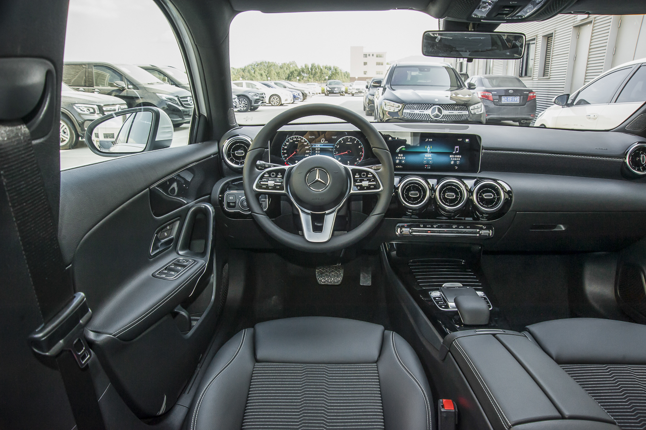 2019款奔驰A级1.3T自动A200动感型