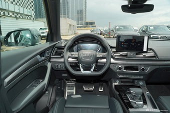 2025款奥迪Q5L 45周年典藏版 40 TFSI 豪华动感型