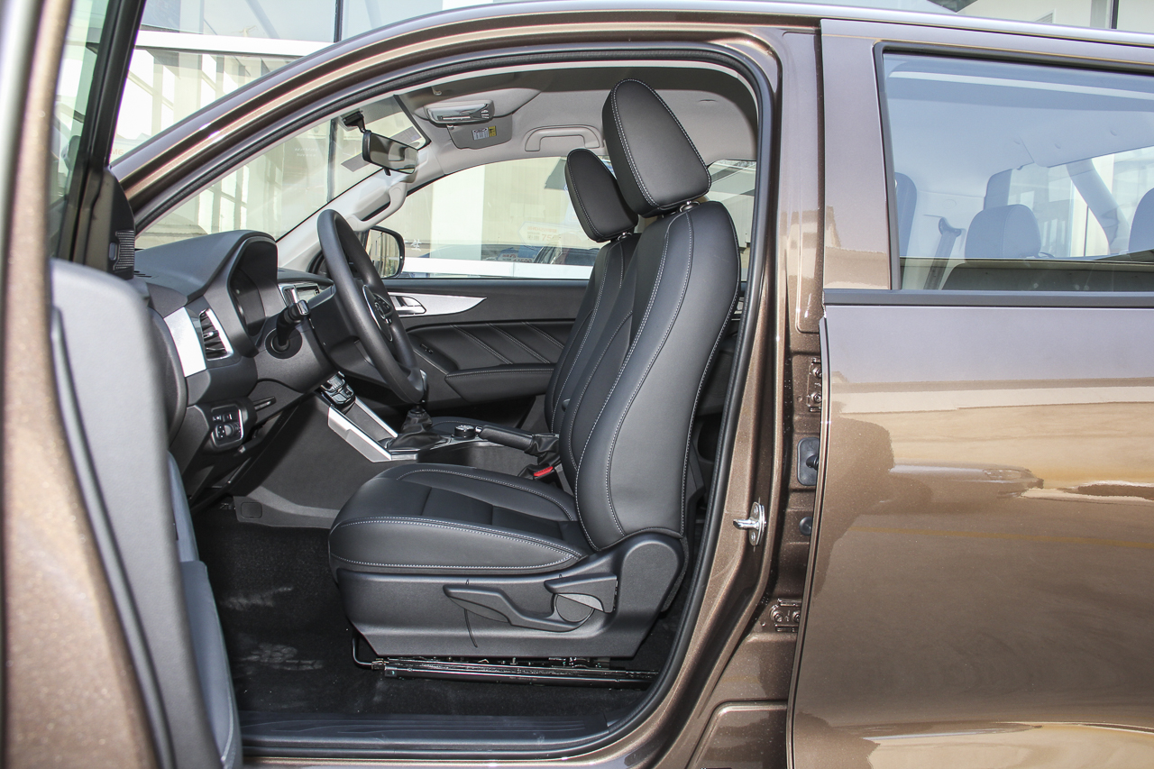  2019款长城炮2.0T手动商用版四驱标箱柴油精英型 