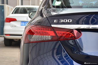 2023款奔驰E级(进口) E 300 时尚型运动版