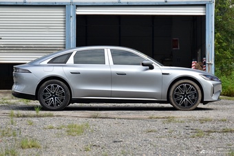 2025款风云A9L 260超长续航尊贵版