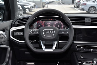 2025款奥迪Q3 45周年典藏版 35TFSI 时尚动感型