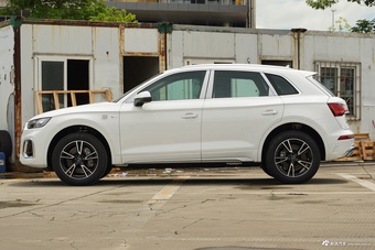 2025款奥迪Q5L 45周年典藏版 40 TFSI 时尚动感型