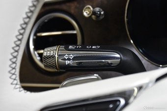 2024款飞驰 4.0T V8 Mulliner