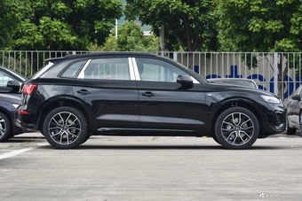 2026款奥迪Q5L 45周年典藏版 40 TFSI 豪华动感型
