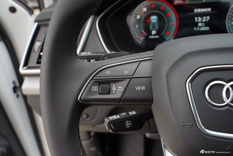 2025款奥迪Q5L 45周年典藏版 40 TFSI 时尚动感型