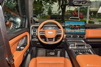 2026款银河战舰700 2.0T 270km 三电机四驱顶峰版