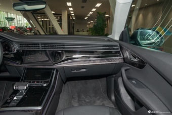 2024款奥迪Q8 55 TFSI 豪华动感型