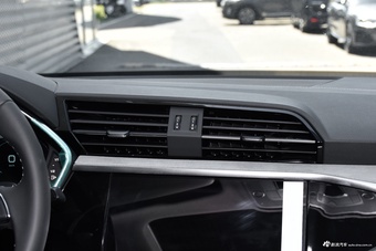 2025款奥迪Q3 45周年典藏版 35TFSI 时尚动感型