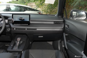 2026款卡罗拉锐放 2.0L 智能电混双擎 精英版