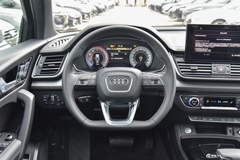 2026款奥迪Q5L 45周年典藏版 40 TFSI 豪华动感型