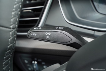 2025款奥迪Q5L 45周年典藏版 40 TFSI 豪华动感型