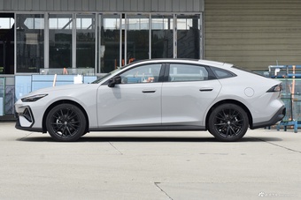 2025款长安UNI-V 第三代 1.5T 500Bar尊贵型