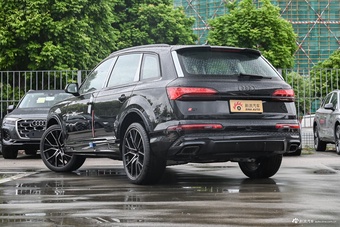 2025款奥迪Q7 55 TFSI quattro S line黑武士型