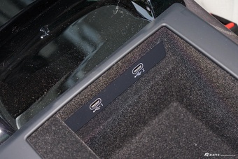 2024款奥迪A8L Horch创始人版 55TFSI