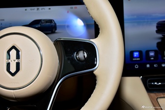 2025款问界M8 增程 Ultra版 53.4kWh 6座版