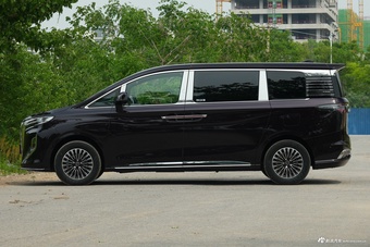2026款红旗HQ9 PHEV 2.0T 四驱尊贵版