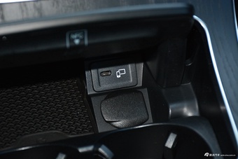 2023款奔驰E级 E 300 L 运动豪华型