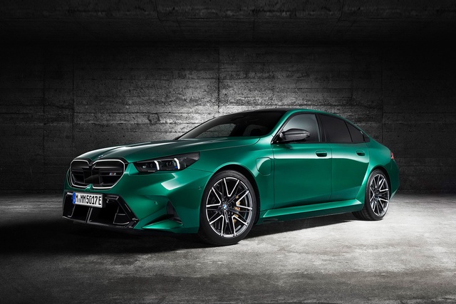 宝马M5插电图片